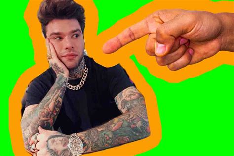 Fedez sommerso di critiche, il suo orologio costa quanto una villa .